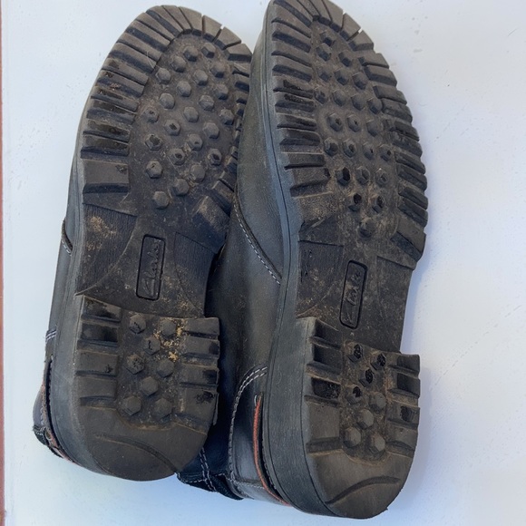 Clarks Chukka boots in black. - Picture 3 of 7